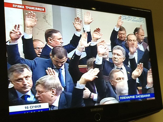 Депутаты перешли к голосованию поднятием рук (онлайн-трансляция)