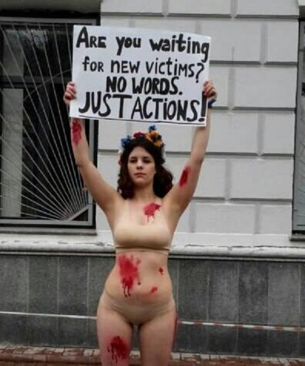 "Вы ждете новых жертв? Никаких слов - только действия", - активистка Евромайдана пикетировала резиденцию посла США в Киеве.