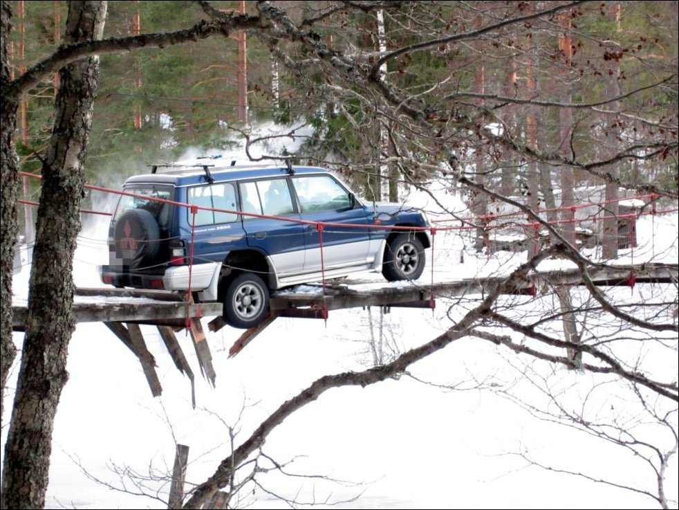 Рэволюционэры бегут в Польшу, разрушая под собой мосты...