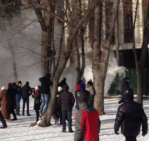 В Днепропетровске штурмуют ОГА