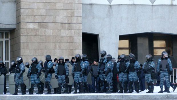 В Днепропетровске штурмуют ОГА