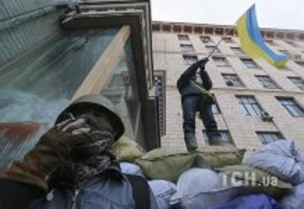 На Евромайдане не будут освобождать админздания, а на Грушевского укрепляют баррикады На Евромайдане не будут освобождать админздания, а на Грушевского укрепляют баррикады