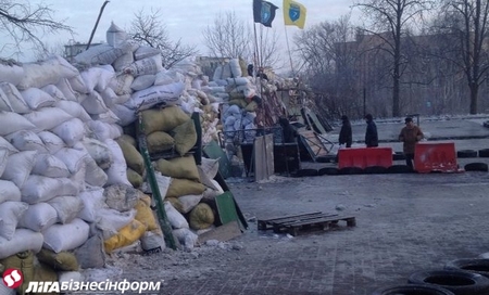 На Грушевского тихо, людей - не более полусотни