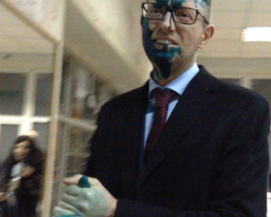 В Яценюка и Турчинова плеснули зеленкой в больнице Тимошенко В Яценюка и Турчинова плеснули зеленкой в больнице Тимошенко