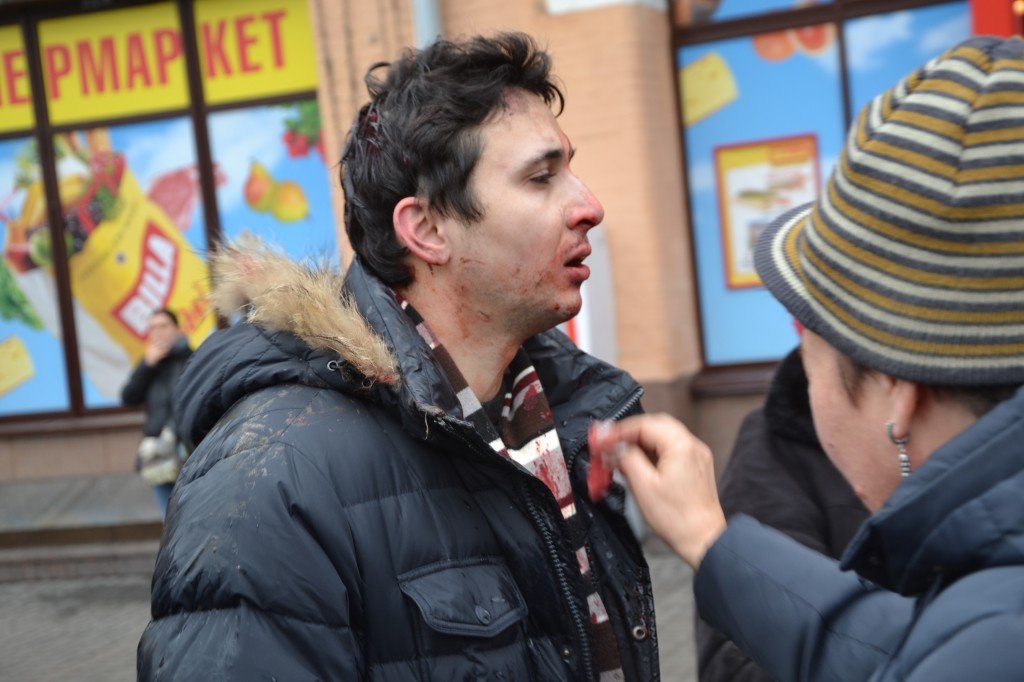 Нацисты с «евромайдана» зверски избили киевлян, вышедших на субботник Нацисты с «евромайдана» зверски избили киевлян, вышедших на субботник