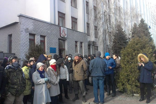 Бойцы спецподразделения милиции атаковали протестующих у Академии внутренних войск в Харькове