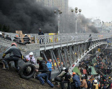 Протестующие экстремисты штурмуют отель "Украина". Сообщается о семерых погибших Протестующие экстремисты штурмуют отель "Украина". Сообщается о семерых погибших