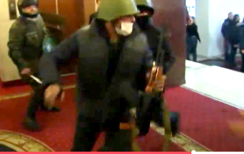 У мирных протестующих такие же калаши, как и у "неизвестных автоматчиков" У мирных протестующих такие же калаши, как и у "неизвестных автоматчиков"