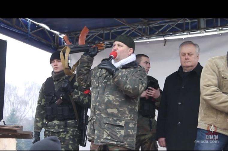 Рагуль из Правого сектора на "Рівненщині" угрожал со сцены украденным автоматом Калашникова.