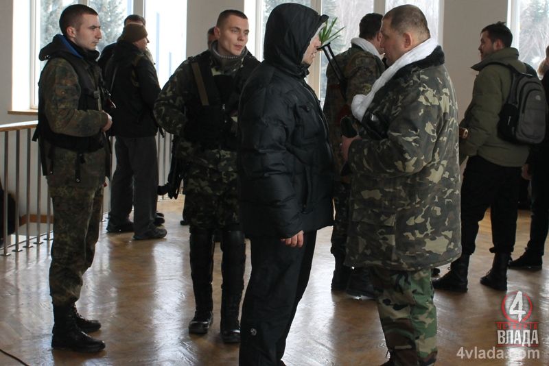 Рагуль из Правого сектора на "Рівненщині" угрожал со сцены украденным автоматом Калашникова.