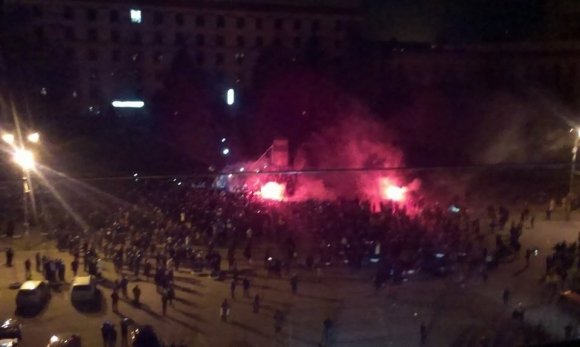 В Днепре активисты Майдана свалили памятник Ленину