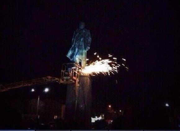 В Днепре активисты Майдана свалили памятник Ленину