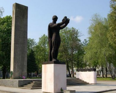 На Львовщине фашисты демонтировали памятник советскому солдату (фото)