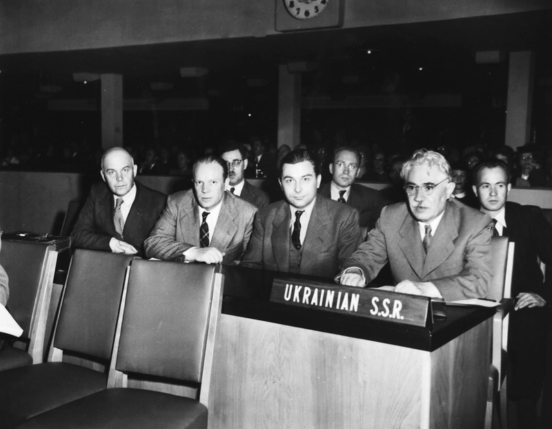 В Киеве снесли и обрисовали свастиками памятник учредителю ООН от Украины В Киеве снесли и обрисовали свастиками памятник учредителю ООН от Украины