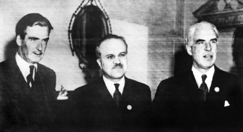 В Киеве снесли и обрисовали свастиками памятник учредителю ООН от Украины В Киеве снесли и обрисовали свастиками памятник учредителю ООН от Украины