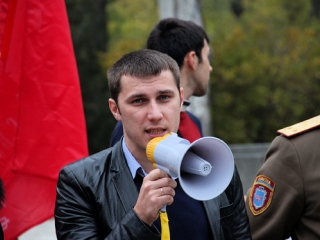 Колонна из 100 машин направляется пообщаться в воинскую часть под Одессой. Колонна из 100 машин направляется пообщаться в воинскую часть под Одессой.