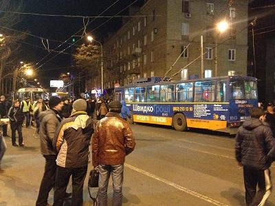 Обновляется: донецкие "губаревцы" напали на автозак и освободили заключённых (ВИДЕО) Обновляется: донецкие "губаревцы" напали на автозак и освободили заключённых (ВИДЕО)