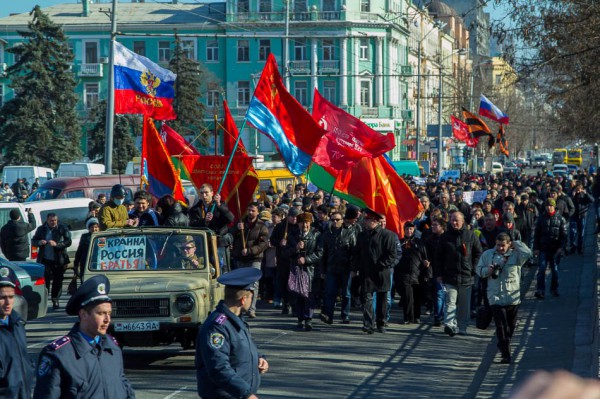 Днепр не сдается миллиардеру Коломойскому и бандеровским боевикам Днепр не сдается миллиардеру Коломойскому и бандеровским боевикам