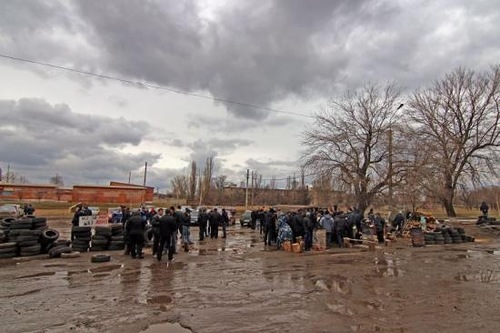 Блокирование складов под Артемовском продолжается (ФОТО, ВИДЕО) Блокирование складов под Артемовском продолжается (ФОТО, ВИДЕО)