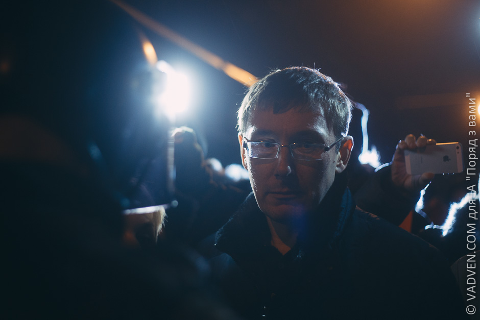 Пьяного Луценко убивают его же "мирные активисты" майдана! Пьяного Луценко убивают его же "мирные активисты" майдана!