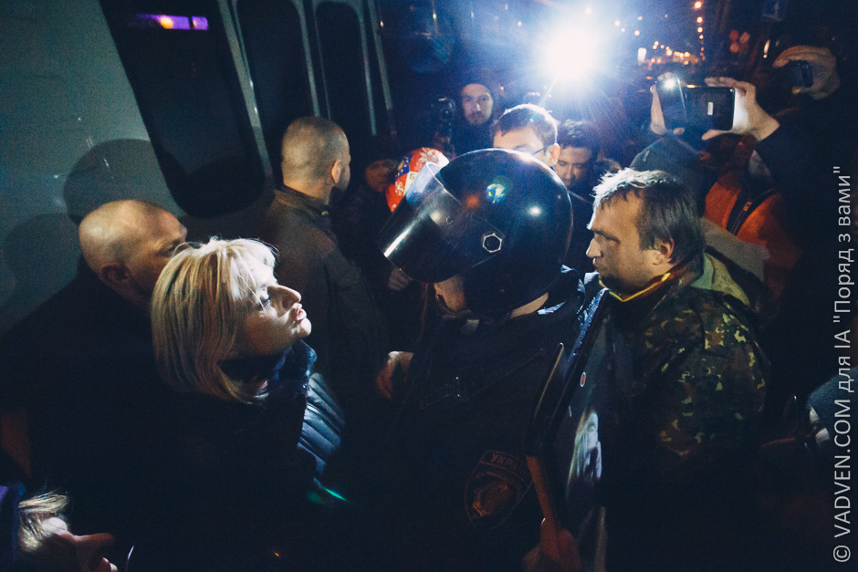 Пьяного Луценко убивают его же "мирные активисты" майдана! Пьяного Луценко убивают его же "мирные активисты" майдана!