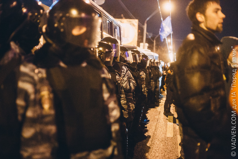 Пьяного Луценко убивают его же "мирные активисты" майдана! Пьяного Луценко убивают его же "мирные активисты" майдана!