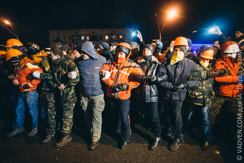Пьяного Луценко убивают его же "мирные активисты" майдана! Пьяного Луценко убивают его же "мирные активисты" майдана!
