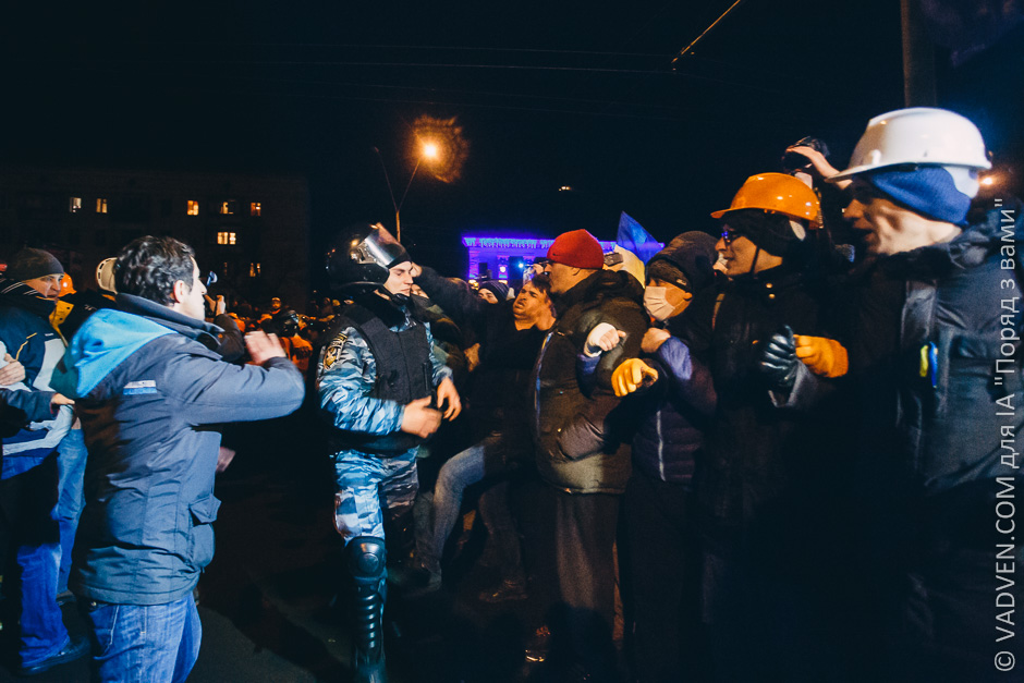 Пьяного Луценко убивают его же "мирные активисты" майдана! Пьяного Луценко убивают его же "мирные активисты" майдана!