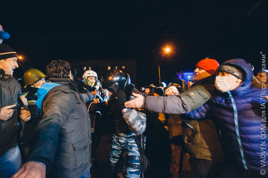 Пьяного Луценко убивают его же "мирные активисты" майдана! Пьяного Луценко убивают его же "мирные активисты" майдана!