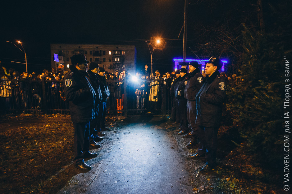 Пьяного Луценко убивают его же "мирные активисты" майдана! Пьяного Луценко убивают его же "мирные активисты" майдана!