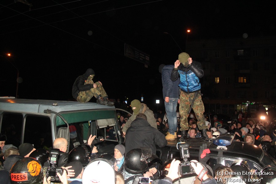 Пьяного Луценко убивают его же "мирные активисты" майдана! Пьяного Луценко убивают его же "мирные активисты" майдана!