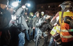 Около 20 беркутовцев пострадали во время столкновений под Святошинским РУВД - МВД