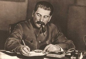 Киевляне предложили вместо уничтоженного памятника Ленину установить памятник Сталину