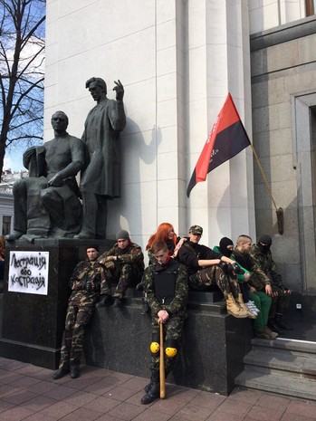 На Украине опять кипят страсти вокруг Верховной Рады. Готовится штурм! На Украине опять кипят страсти вокруг Верховной Рады. Готовится штурм!