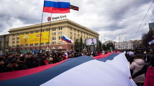 Митингующие в центре Харькова потребовали создать автономию из юго-восточных областей Украины Митингующие в центре Харькова потребовали создать автономию из юго-восточных областей Украины