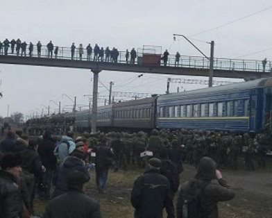 Митингующие перекрыли несколько железнодорожных путей возле вокзала в Донецке