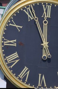 Симферопольцы встретили момент перевода часов на московское время на площади ЖД вокзала