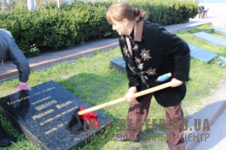 В Одессе активисты Куликового поля вымыли плиты на Аллее Славы флагами УПА В Одессе активисты Куликового поля вымыли плиты на Аллее Славы флагами УПА