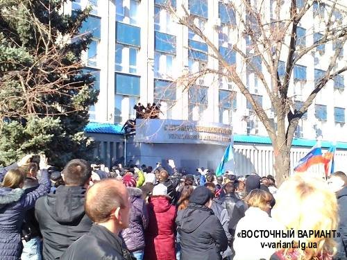 Митингующие штурмом взяли СБУ: выбиты двери и окна, валит дым (обновлено, фото) Митингующие штурмом взяли СБУ: выбиты двери и окна, валит дым (обновлено, фото)