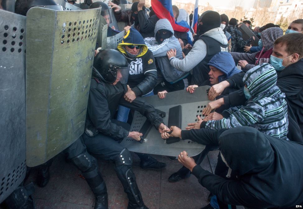 Штурм Донецкой областной администрации. ФОТО