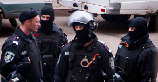 В Днепропетровске милиция повязала георгиевские ленточки. В Днепропетровске милиция повязала георгиевские ленточки.