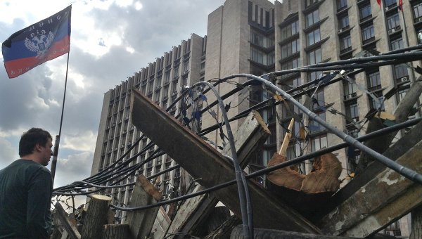 Митингующие в Донецке опасаются штурма здания госадминистрации Митингующие в Донецке опасаются штурма здания госадминистрации