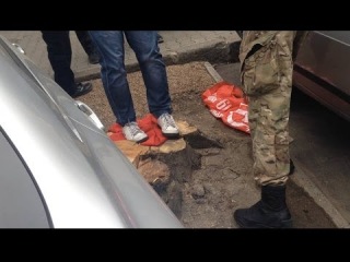 В Одессе евромайданутая мразь вытерла ноги о Знамя Победы. ВИДЕО В Одессе евромайданутая мразь вытерла ноги о Знамя Победы. ВИДЕО