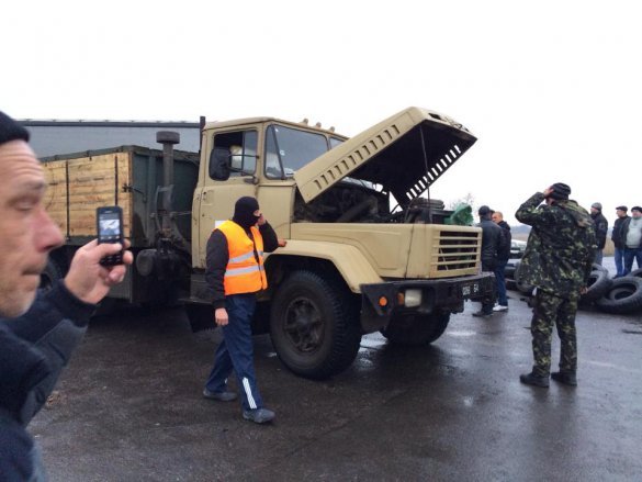 На подъезде к Славянску митингующие задержали грузовик с боекомплектами для установок "Град" На подъезде к Славянску митингующие задержали грузовик с боекомплектами для установок "Град"