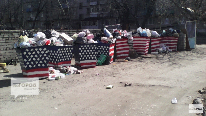 Жители Марий Эл раскрасили мусорные баки в цвета звездно-полосатого флага США (ФОТО) Жители Марий Эл раскрасили мусорные баки в цвета звездно-полосатого флага США (ФОТО)