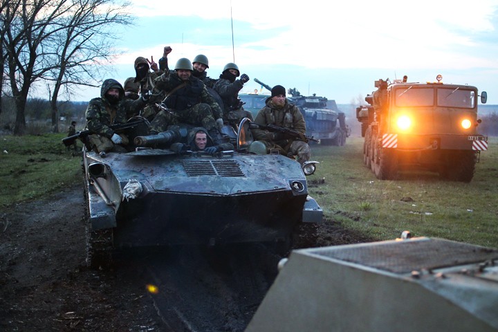 Танки и БТР украинской армии вошли в Донецкую область