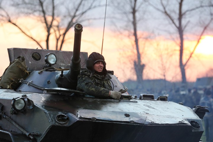 Танки и БТР украинской армии вошли в Донецкую область