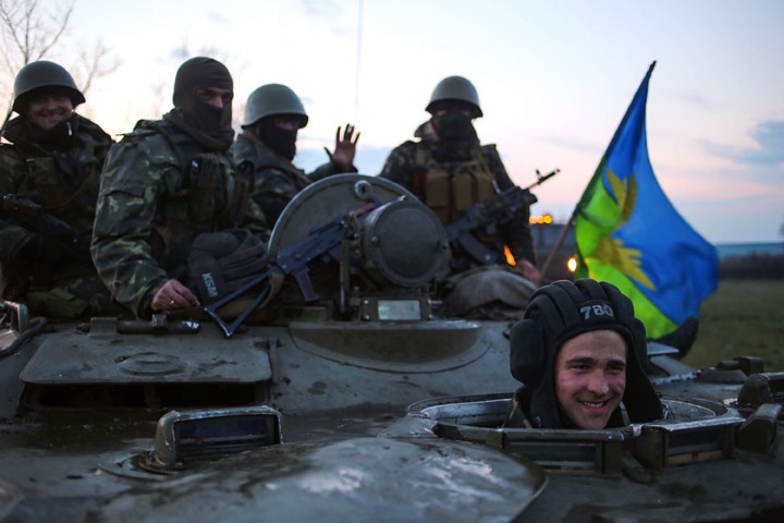 Танки и БТР украинской армии вошли в Донецкую область