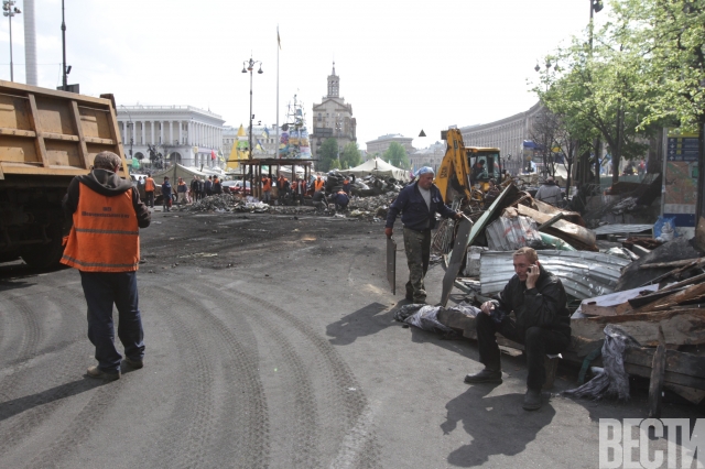 В центре Киева разобрали самую большую баррикаду В центре Киева разобрали самую большую баррикаду