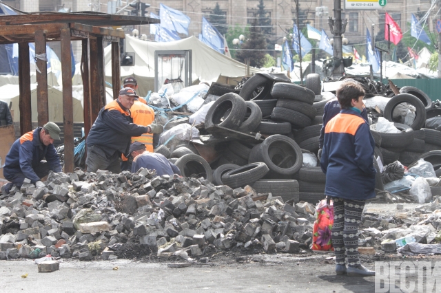 В центре Киева разобрали самую большую баррикаду В центре Киева разобрали самую большую баррикаду